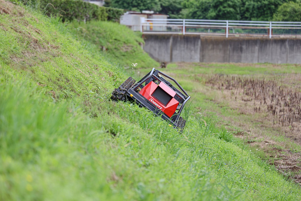 やまびこジャパン 日陰から遠隔操作 共立新型ラジコン草刈機